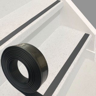 Antislip rubber trap strip / tape zelfklevend 28x2,5mm