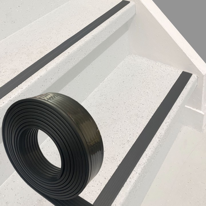 Antislip rubber trap strip / tape zelfklevend 28x2,5mm