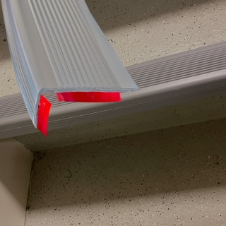 Trapneus profiel (trapprofiel) PVC met zelfklevende laag Grijs Lengte 115cm