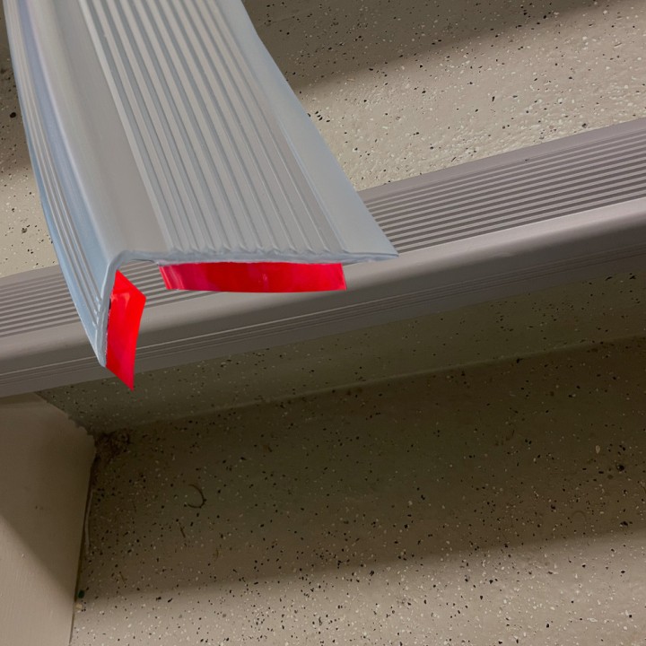 Trapneus profiel (trapprofiel) PVC met zelfklevende laag Grijs Lengte 115cm
